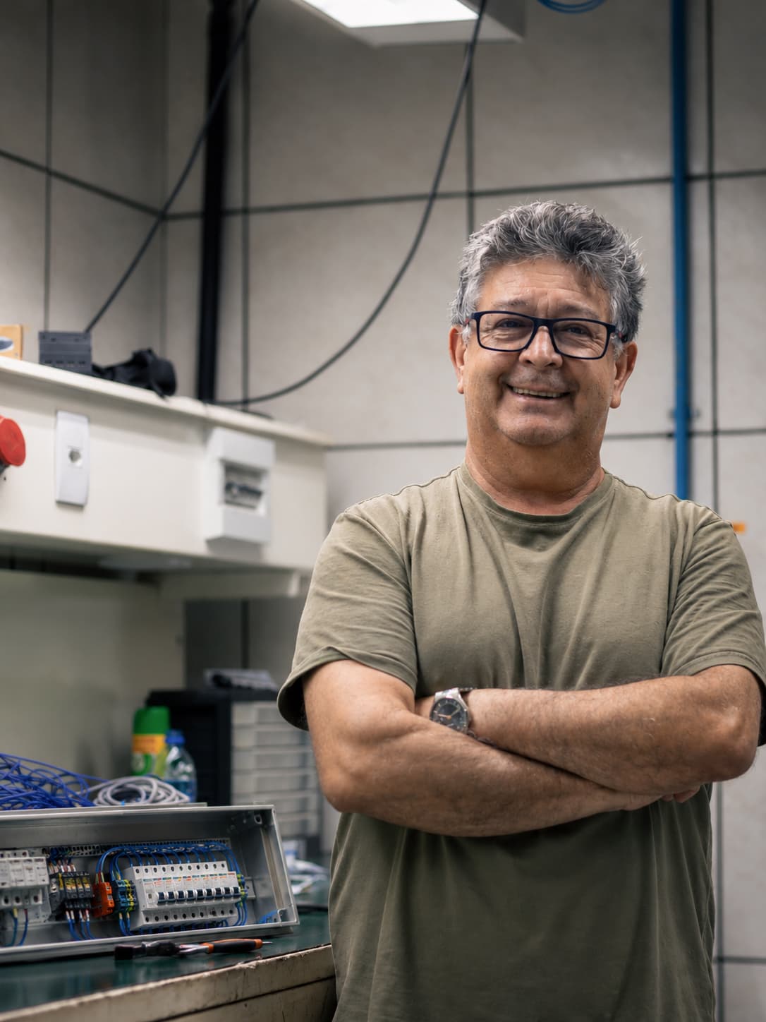 Amarildo, técnico de campo da Kubitz, junto a um quadro elétrico em montagem