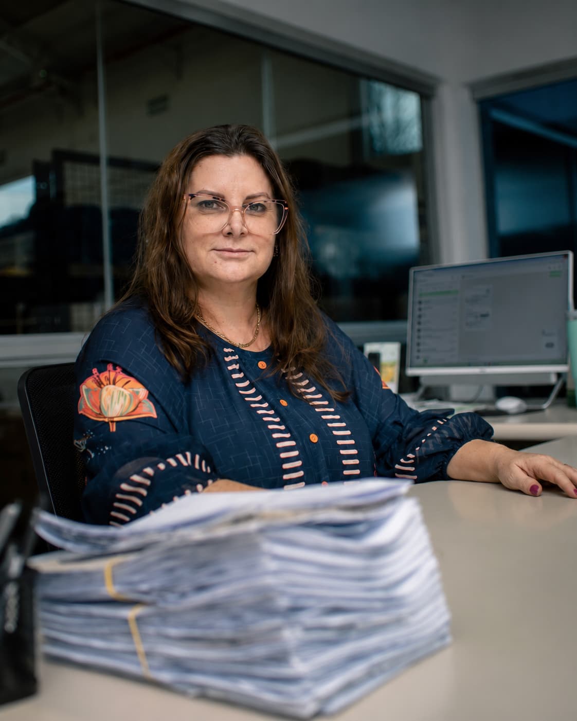 Cirlene, coordenadora financeira da Kubitz, à sua secretária no escritório
