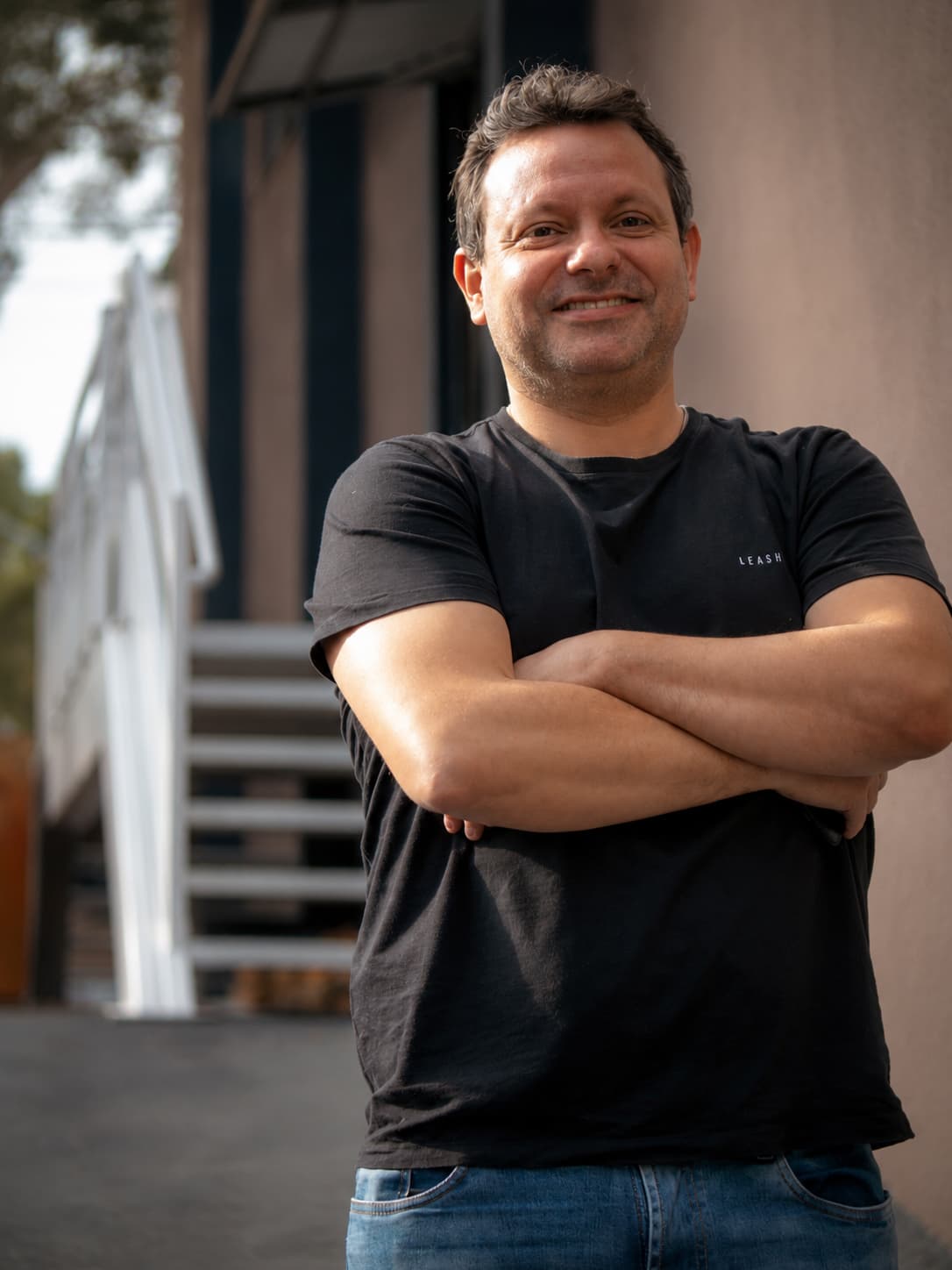 Diego, gerente de suprimentos e logística da Kubitz, na área externa da fábrica